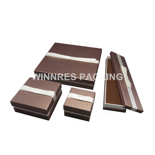 Front view of custom printed jewelry paper box with lid